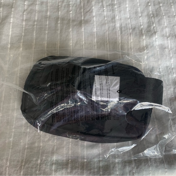 Lululemon Everywhere Belt Bag NWT - Picture 3 of 3